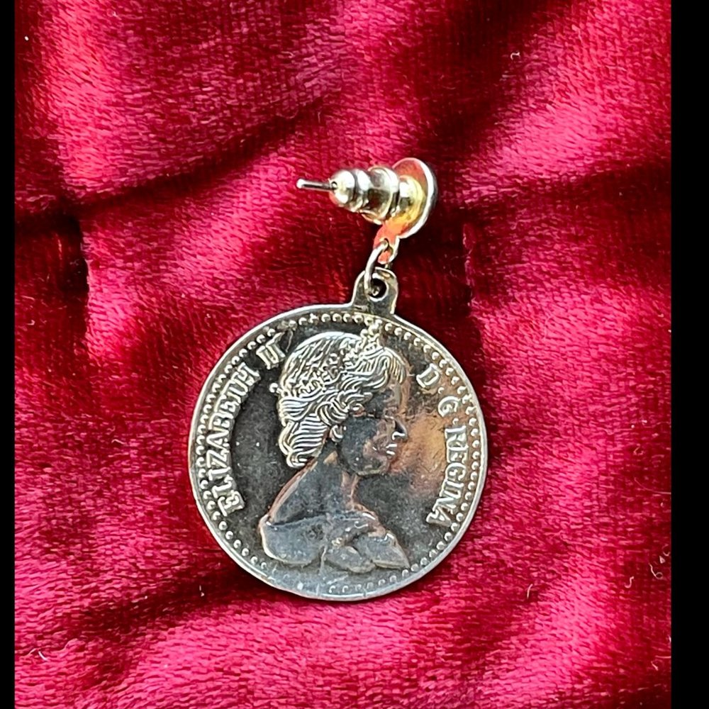 ⭐️HP⭐️VTG▪️Queen Elizabeth II D.G. Regina Commemorative Pierced Coin Earrings - Picture 4 of 6